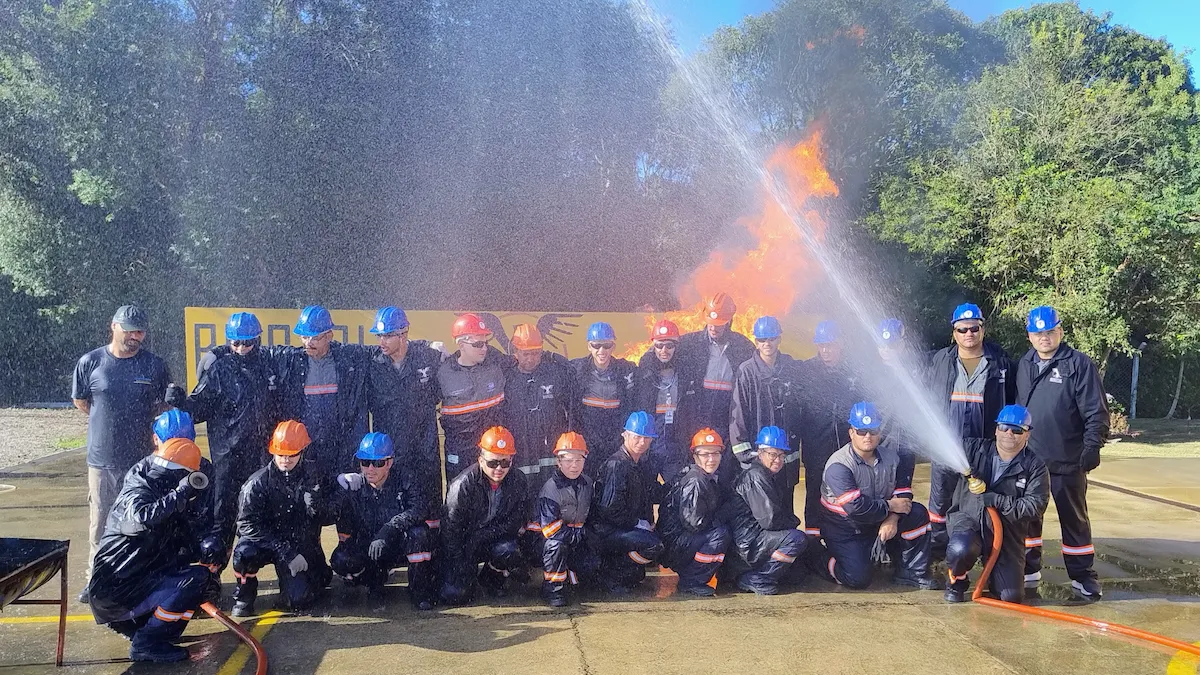 Turma de Brigada de Incêndio em treinamento prático realizado pela Qualycoorp
