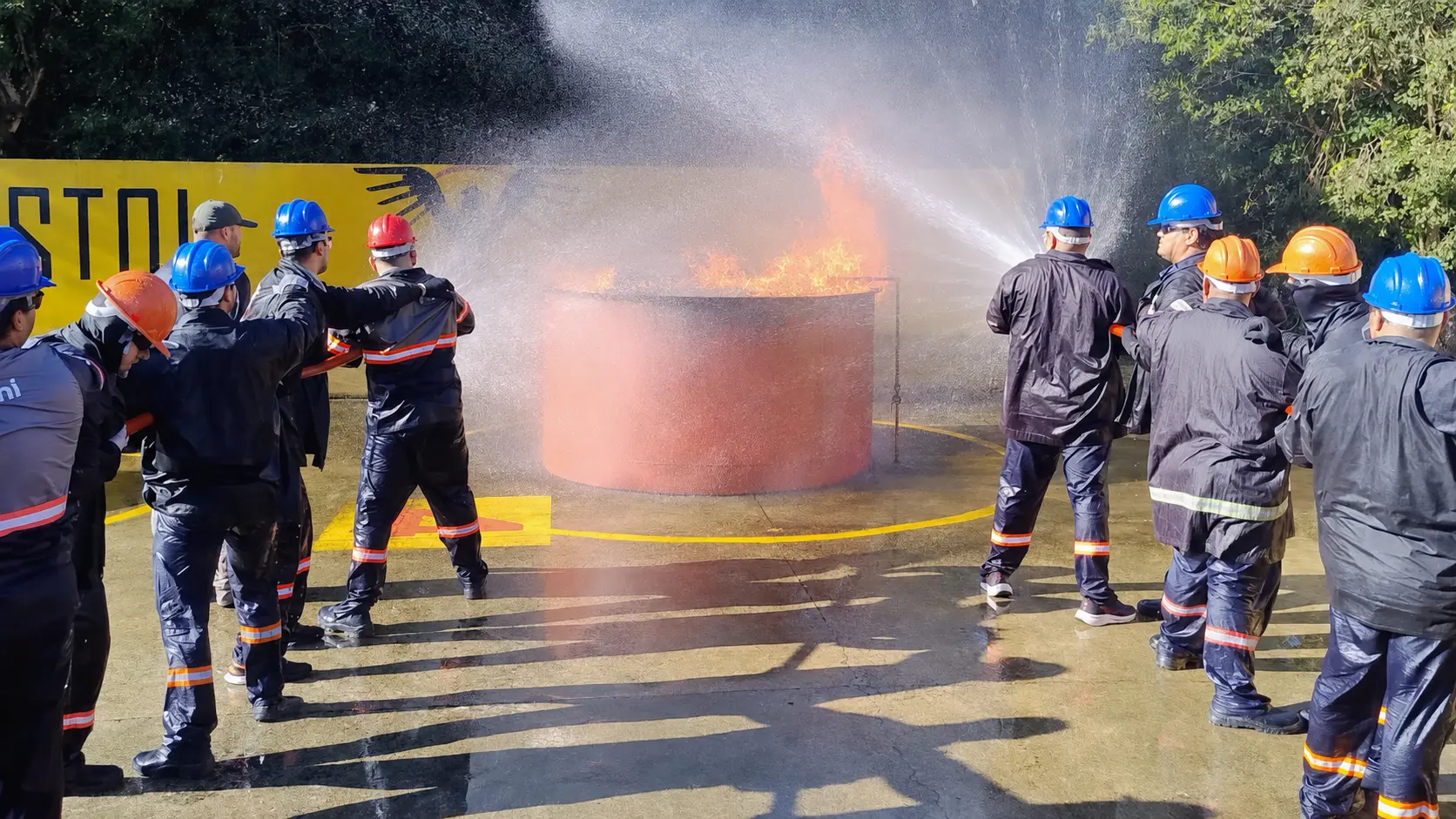 Brigada de Incêndio em formação de equipe completa